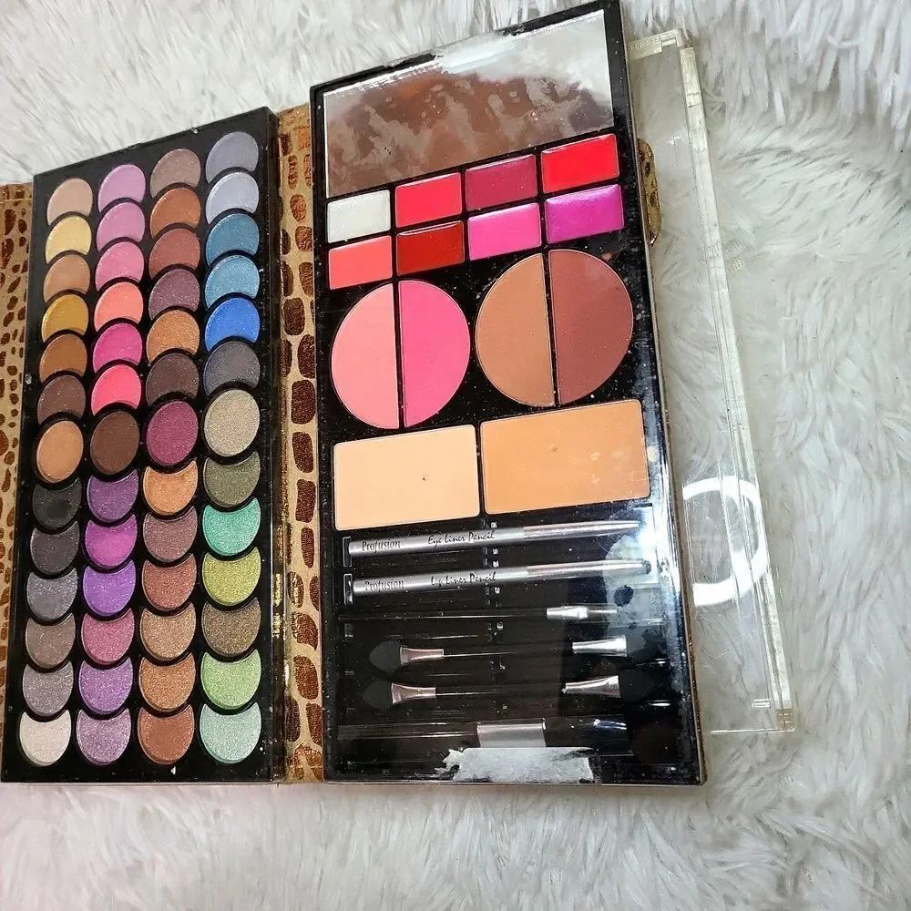 52 eyeshadow,6 blushes,and 8 lipsticks,2colored lipliners, and3 eyeshadowbrushes
